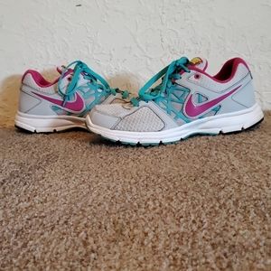 Nike relentless tennis shoes